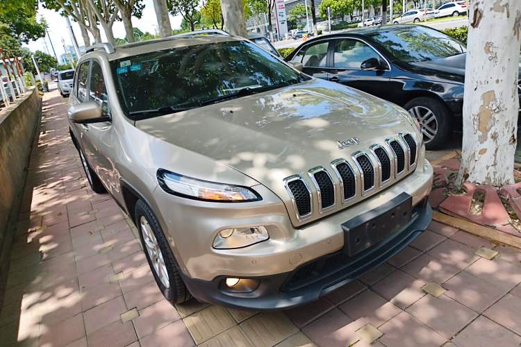 Used Jeep Cherokee 2016 2.0L Superior Edition Exterior 2