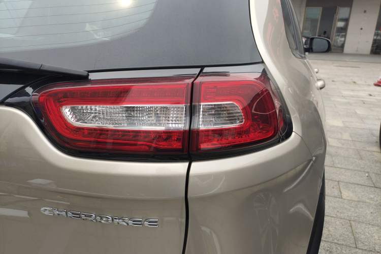 Used Jeep Cherokee 2016 2.4L Leading Edition Exterior 3