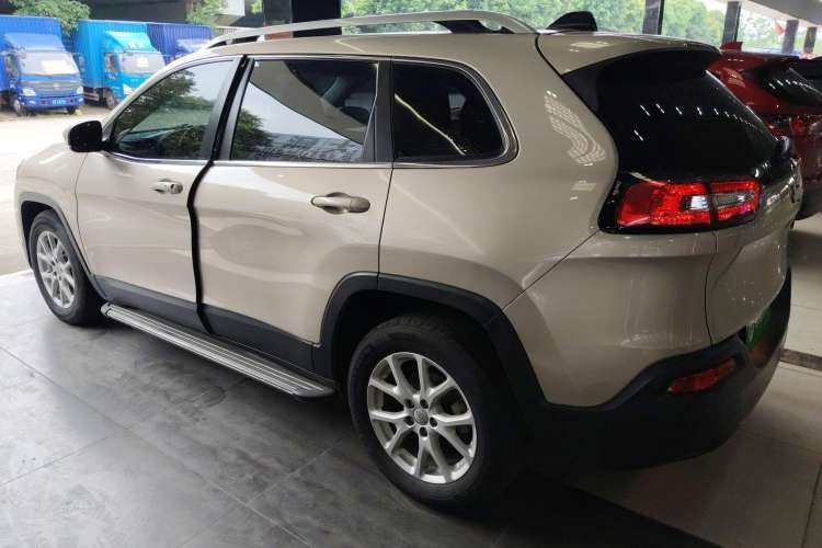 Used Jeep Cherokee 2016 2.0L Superior Edition Exterior 3