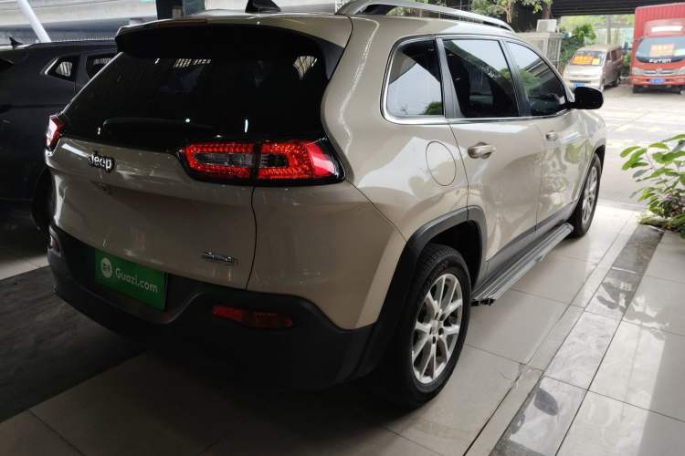 Used Jeep Cherokee 2016 2.0L Superior Edition Exterior 5