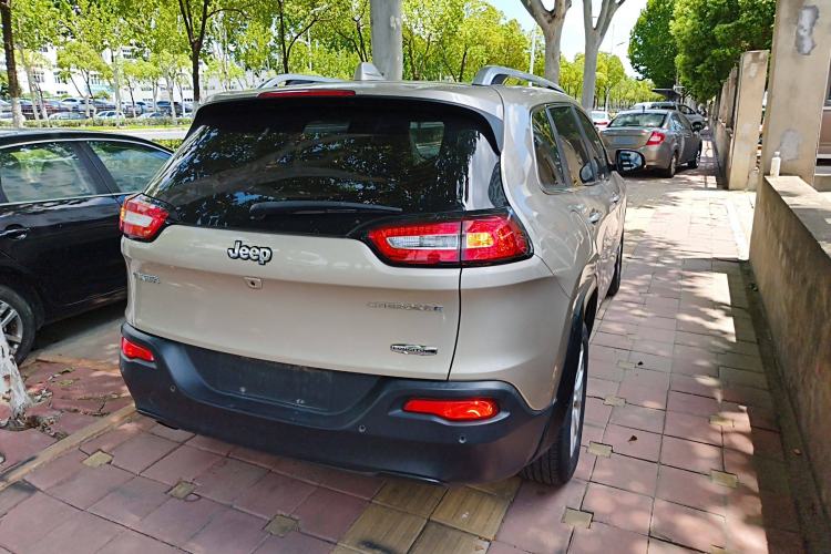 Used Jeep Cherokee 2016 2.0L Superior Edition Exterior 5