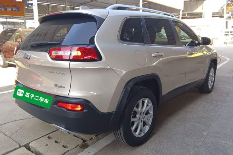 Used Jeep Cherokee 2016 2.4L Professional Smart Version Exterior 5