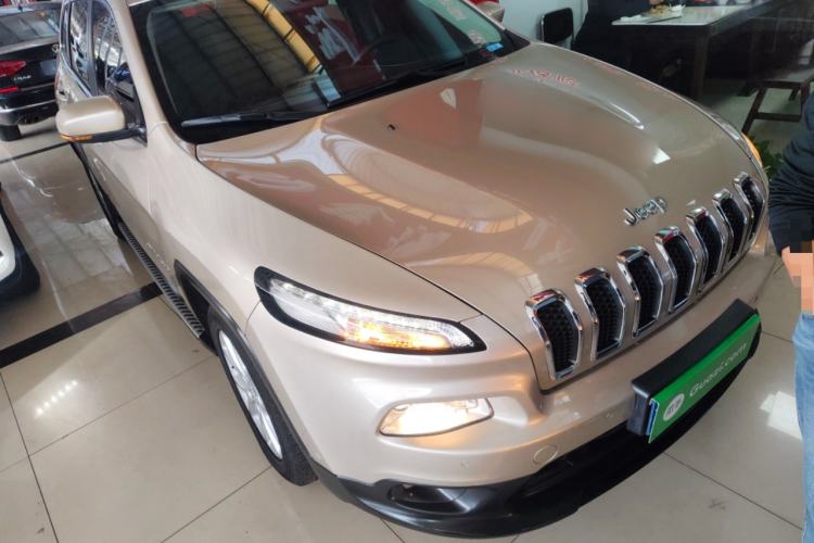 Used Jeep Cherokee 2016 2.4L Leading Edition Front Right 45 Deg