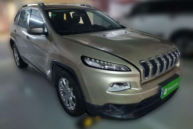 Used Jeep Cherokee 2016 2.0L Superior Edition Front Right 45 Deg