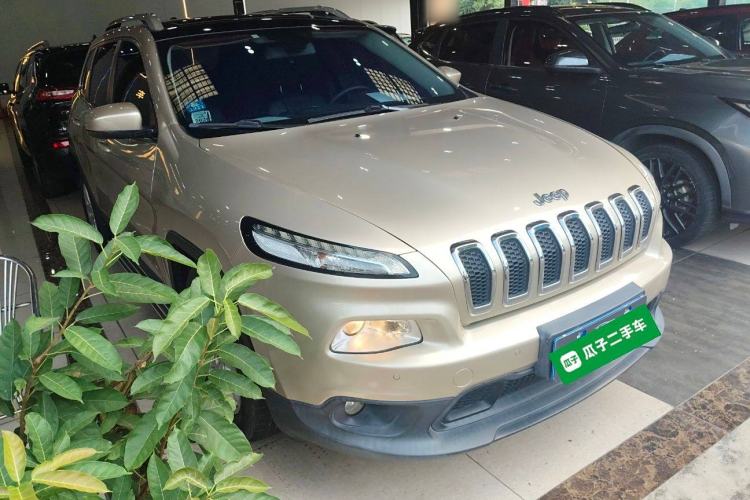 Used Jeep Cherokee 2016 2.0L Superior Edition Front Right 45 Deg