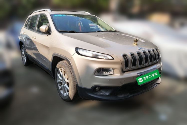 Used Jeep Cherokee 2016 2.4L Leading Smart Version Front Right 45 Deg