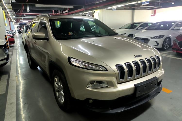 Used Jeep Cherokee 2016 2.4L Leading Edition Front Right 45 Deg