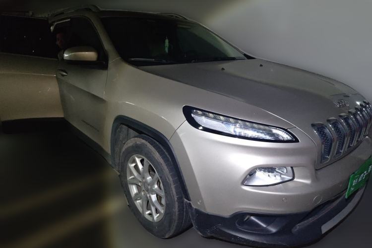 Used Jeep Cherokee 2016 2.4L Professional Smart Version Front Right 45 Deg