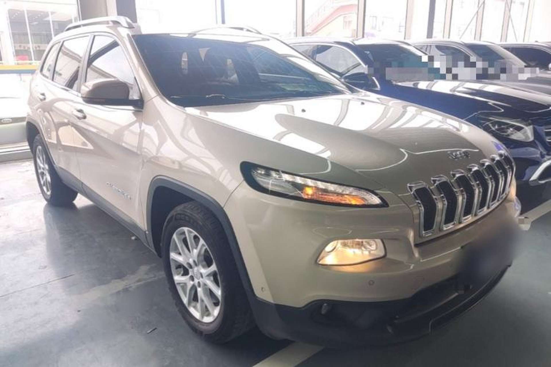 Used Jeep Cherokee 2016 2.0L Superior Edition Front Right 45 Deg