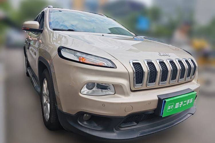 Used Jeep Cherokee 2016 2.0L Smart Version Front Right 45 Deg