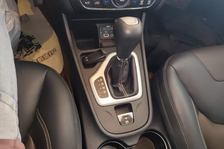 Used Jeep Cherokee 2016 2.4L Leading Edition Gear Lever