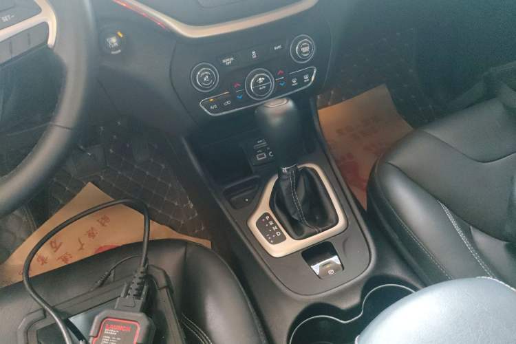 Used Jeep Cherokee 2016 2.0L Superior Edition Gear Lever