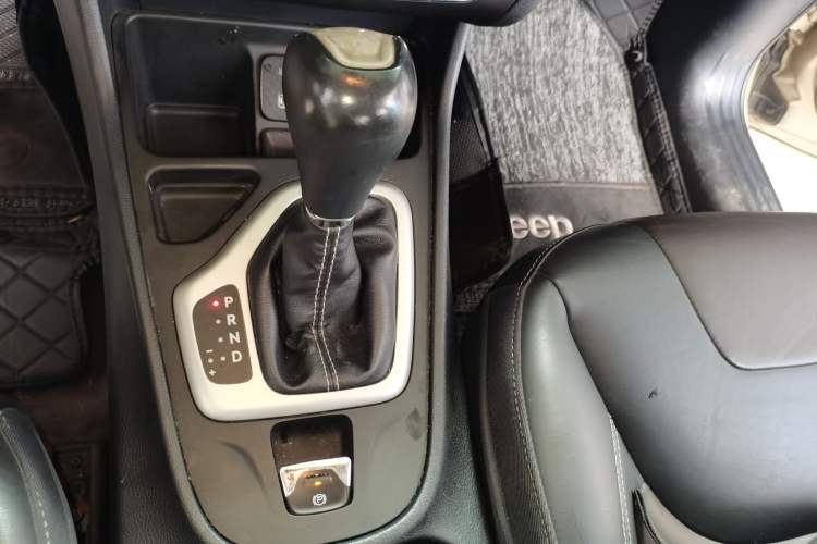 Used Jeep Cherokee 2016 2.4L Leading Edition Gear Lever