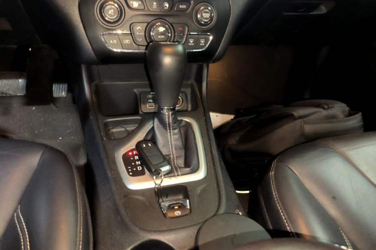 Used Jeep Cherokee 2016 2.4L Leading Edition Gear Lever
