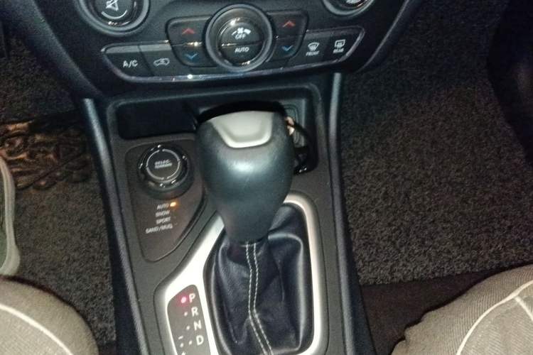 Used Jeep Cherokee 2016 2.4L Professional Smart Version Gear Lever