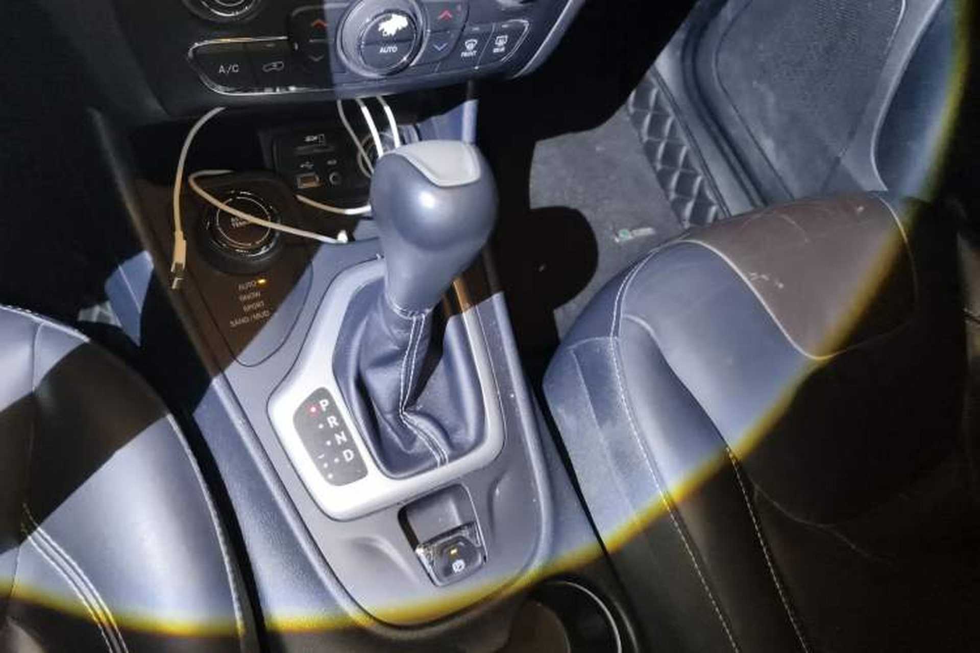 Used Jeep Cherokee 2016 2.4L Professional Edition Gear Lever