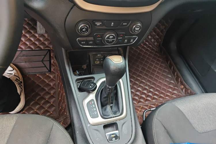 Used Jeep Cherokee 2016 2.0L Smart Version Gear Lever