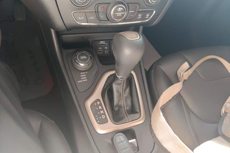 Used Jeep Cherokee 2016 2.4L Professional Smart Version Gear Lever
