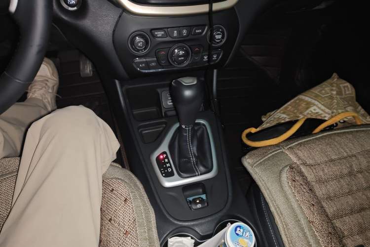 Used Jeep Cherokee 2016 2.4L Leading Edition Gear Lever
