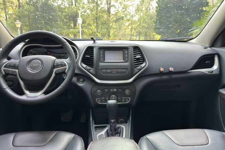 Used Jeep Cherokee 2016 2.4L Leading Edition Interior 1