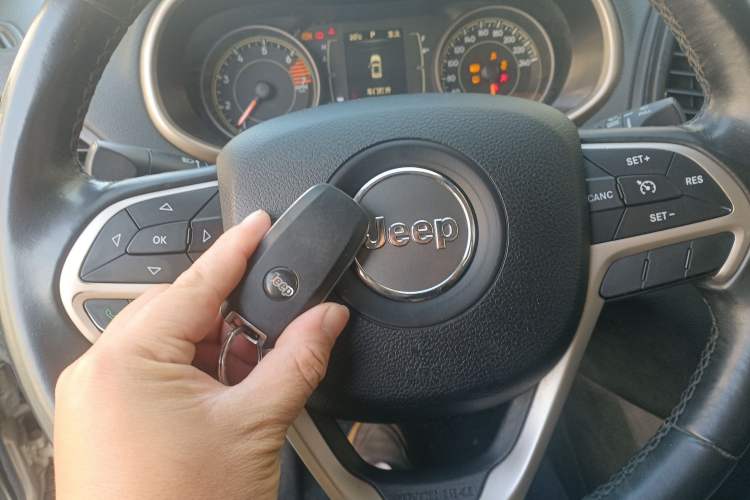 Used Jeep Cherokee 2016 2.4L Leading Edition Interior 1