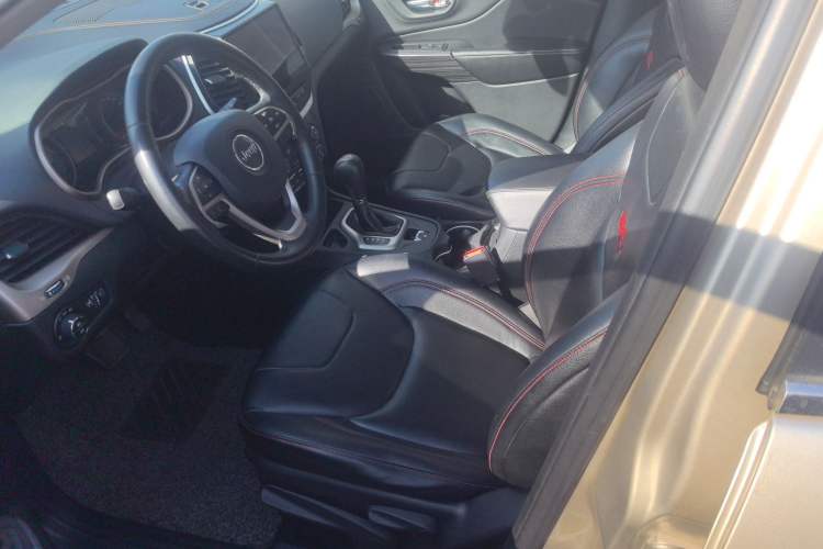 Used Jeep Cherokee 2016 2.0L Smart Version Interior 1