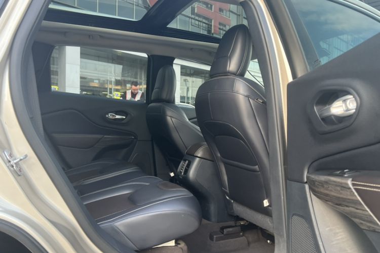 Used Jeep Cherokee 2016 2.4L Leading Edition Interior 10