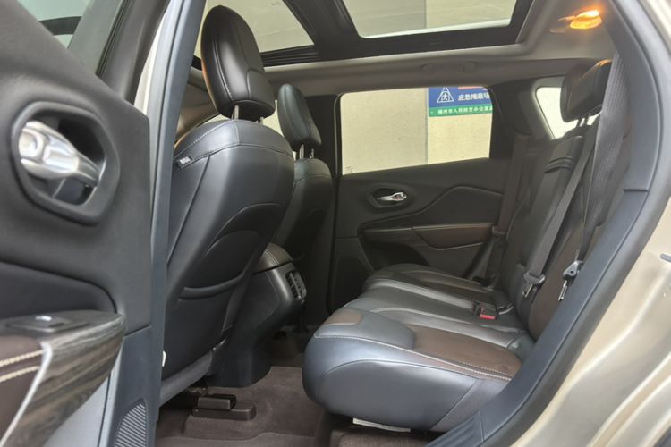 Used Jeep Cherokee 2016 2.4L Leading Edition Interior 2