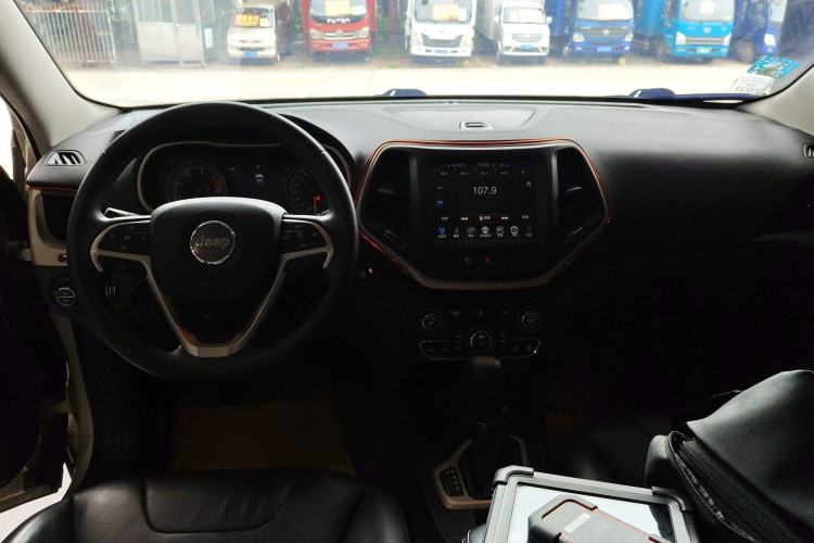 Used Jeep Cherokee 2016 2.0L Superior Edition Interior 2