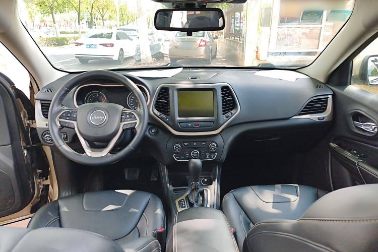 Used Jeep Cherokee 2016 2.0L Superior Edition Interior 2