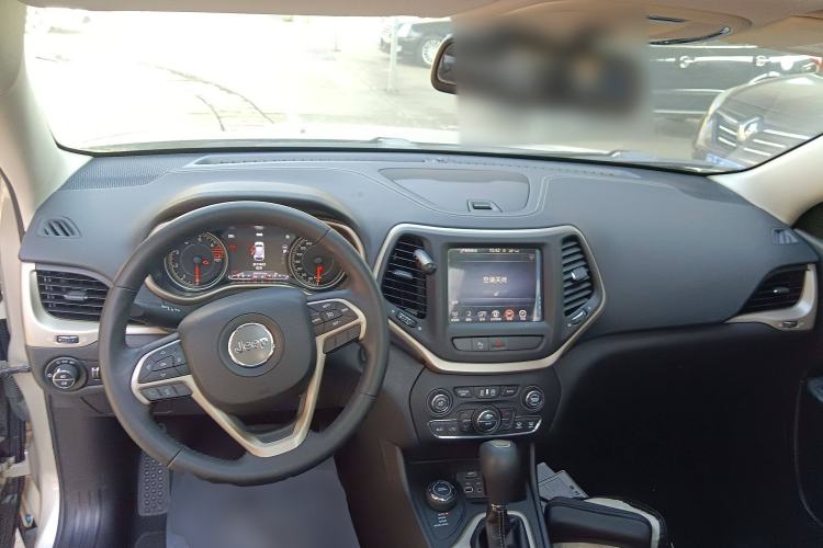Used Jeep Cherokee 2016 2.4L Professional Smart Version Interior 2