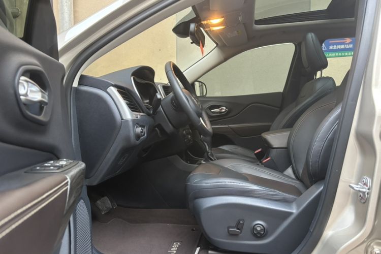 Used Jeep Cherokee 2016 2.4L Leading Edition Interior 3