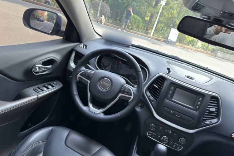 Used Jeep Cherokee 2016 2.4L Leading Edition Interior 3