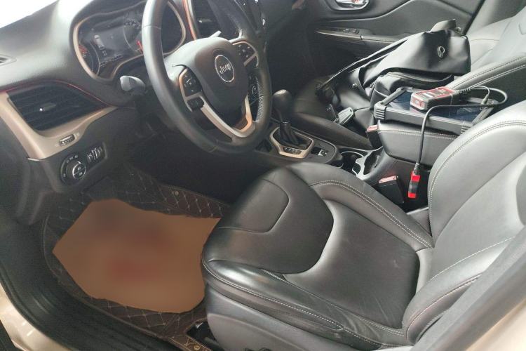 Used Jeep Cherokee 2016 2.0L Superior Edition Interior 3