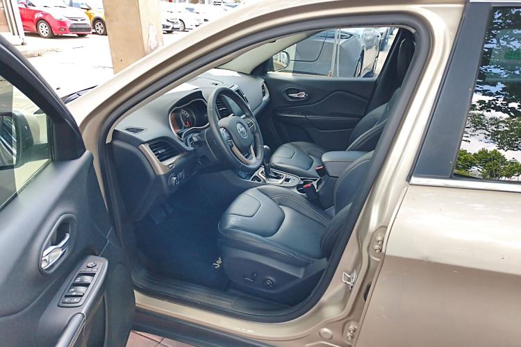 Used Jeep Cherokee 2016 2.0L Superior Edition Interior 3