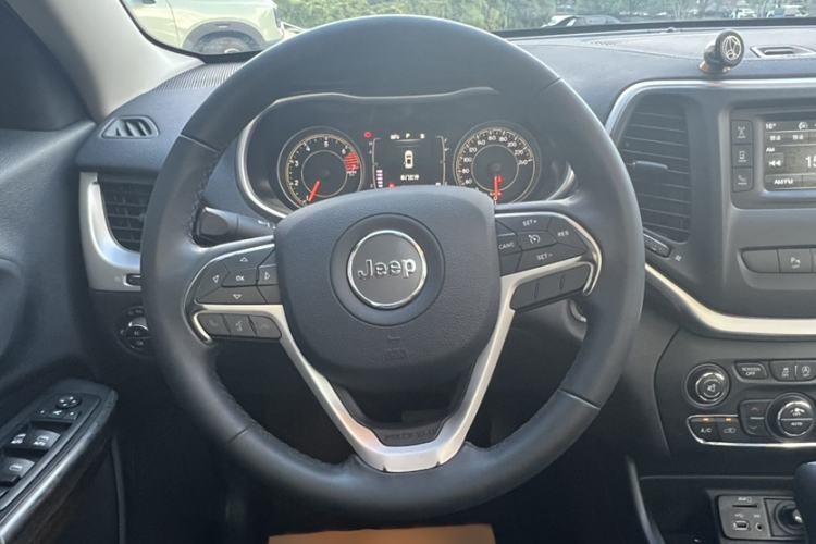 Used Jeep Cherokee 2016 2.4L Leading Edition Interior 3