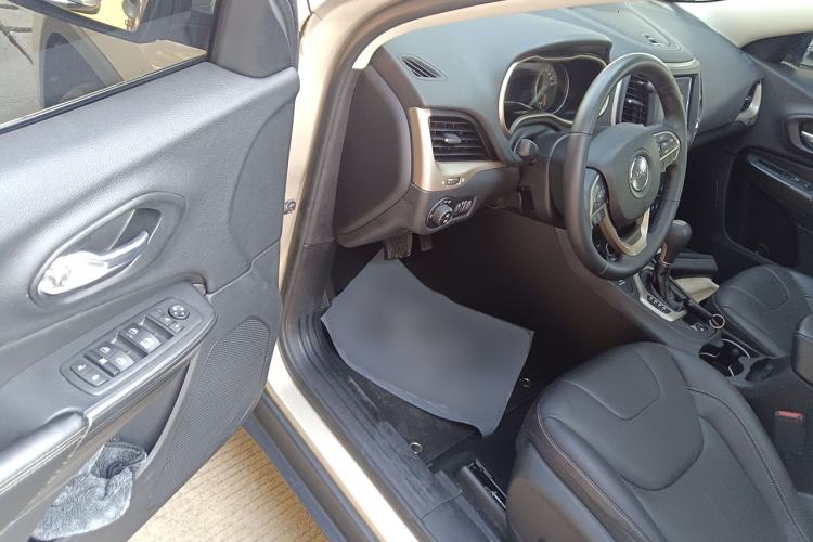 Used Jeep Cherokee 2016 2.4L Professional Smart Version Interior 3