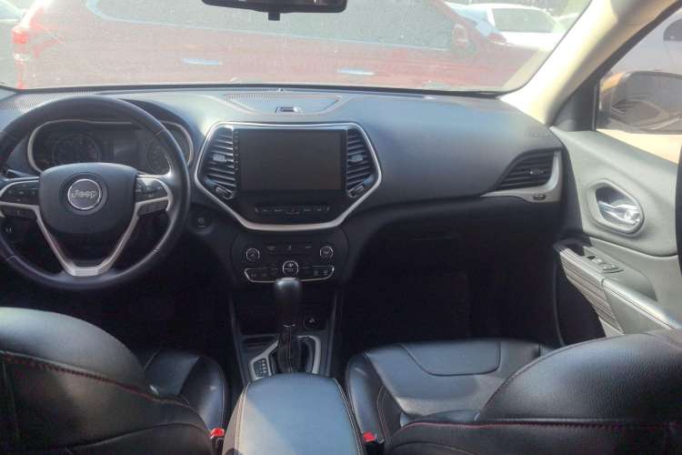 Used Jeep Cherokee 2016 2.0L Smart Version Interior 3