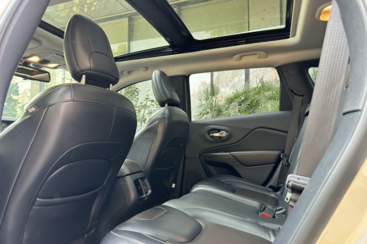 Used Jeep Cherokee 2016 2.4L Leading Edition Interior 4