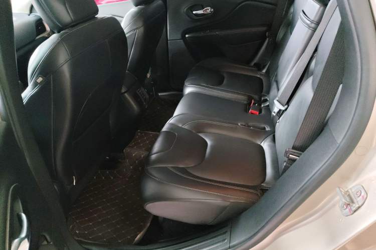 Used Jeep Cherokee 2016 2.0L Superior Edition Interior 4