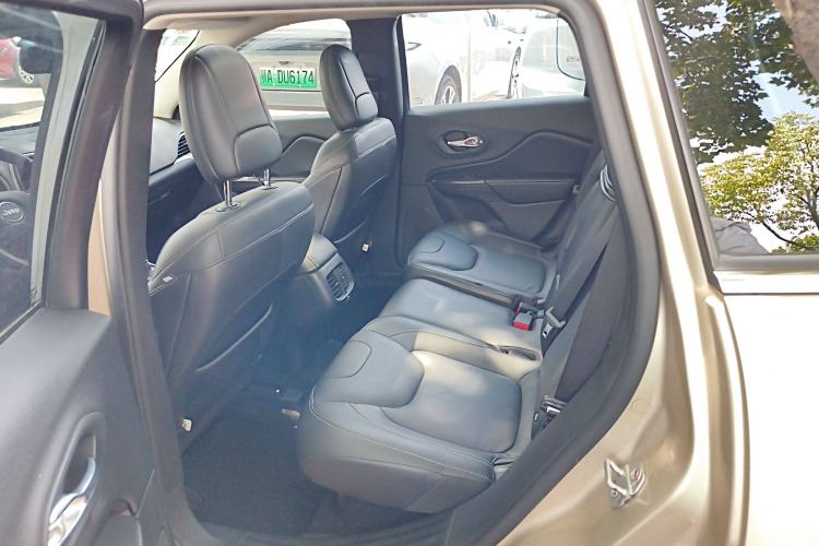 Used Jeep Cherokee 2016 2.0L Superior Edition Interior 4