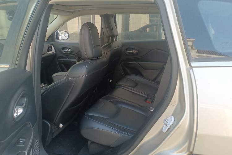 Used Jeep Cherokee 2016 2.4L Leading Edition Interior 4