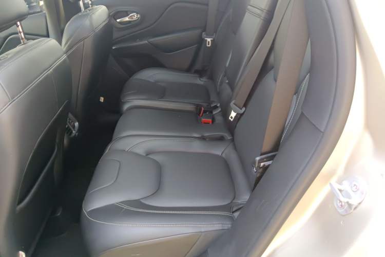 Used Jeep Cherokee 2016 2.4L Professional Smart Version Interior 4