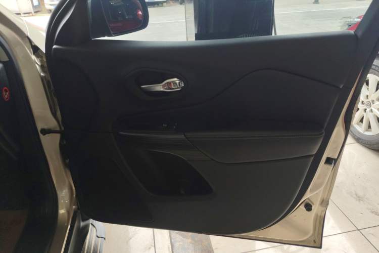 Used Jeep Cherokee 2016 2.0L Superior Edition Interior 5