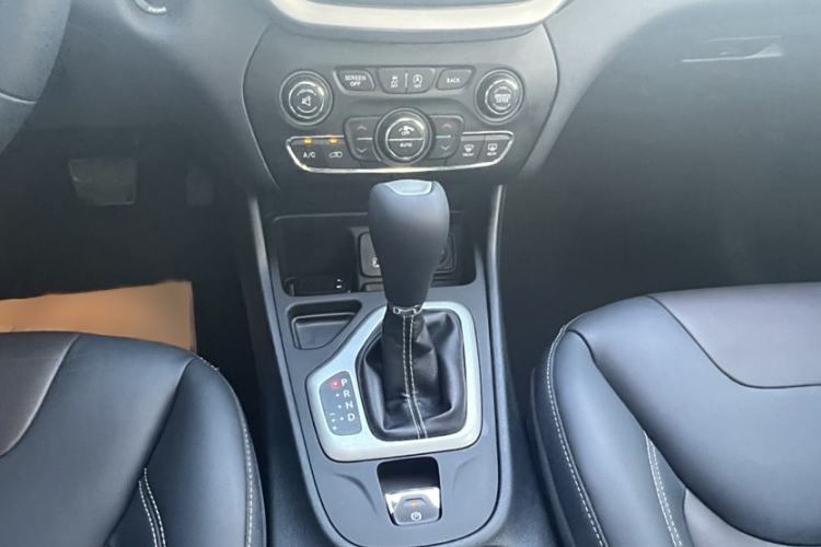 Used Jeep Cherokee 2016 2.4L Leading Edition Interior 5