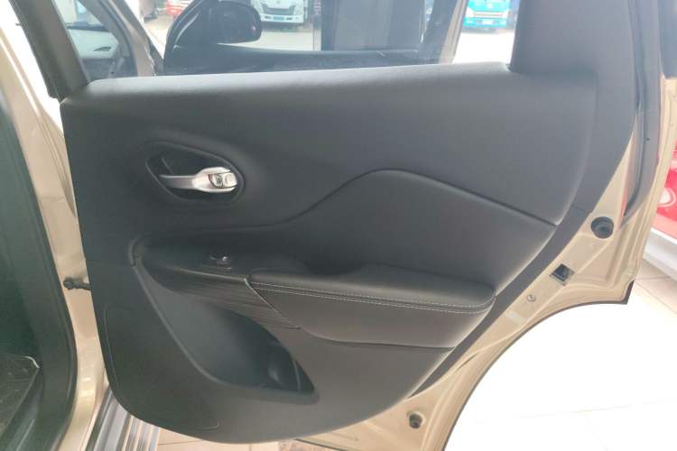 Used Jeep Cherokee 2016 2.0L Superior Edition Interior 6
