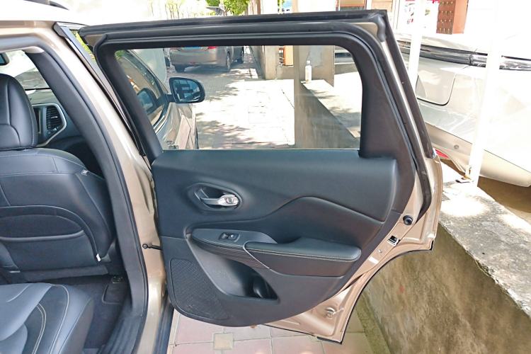 Used Jeep Cherokee 2016 2.0L Superior Edition Interior 6