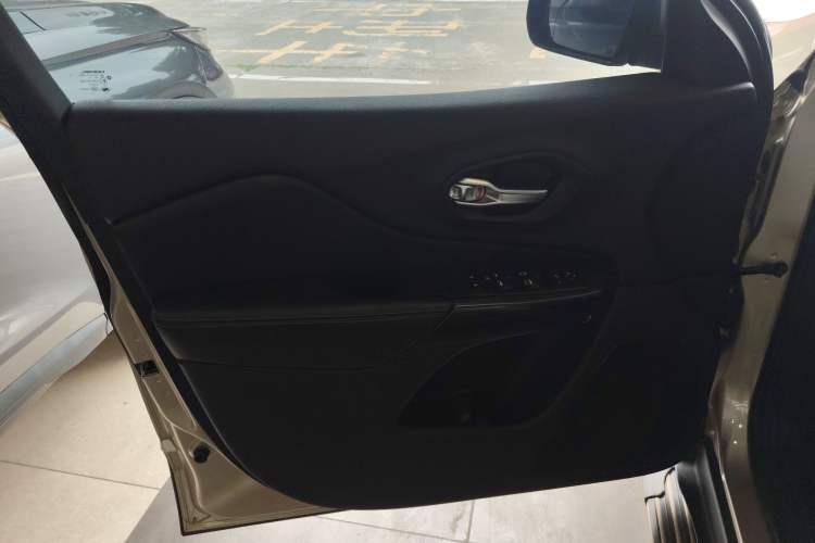 Used Jeep Cherokee 2016 2.0L Superior Edition Interior 7