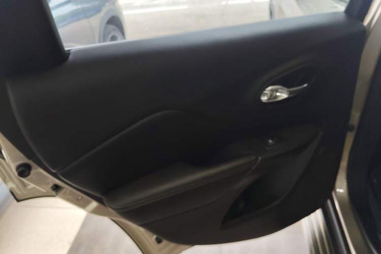 Used Jeep Cherokee 2016 2.0L Superior Edition Interior 8