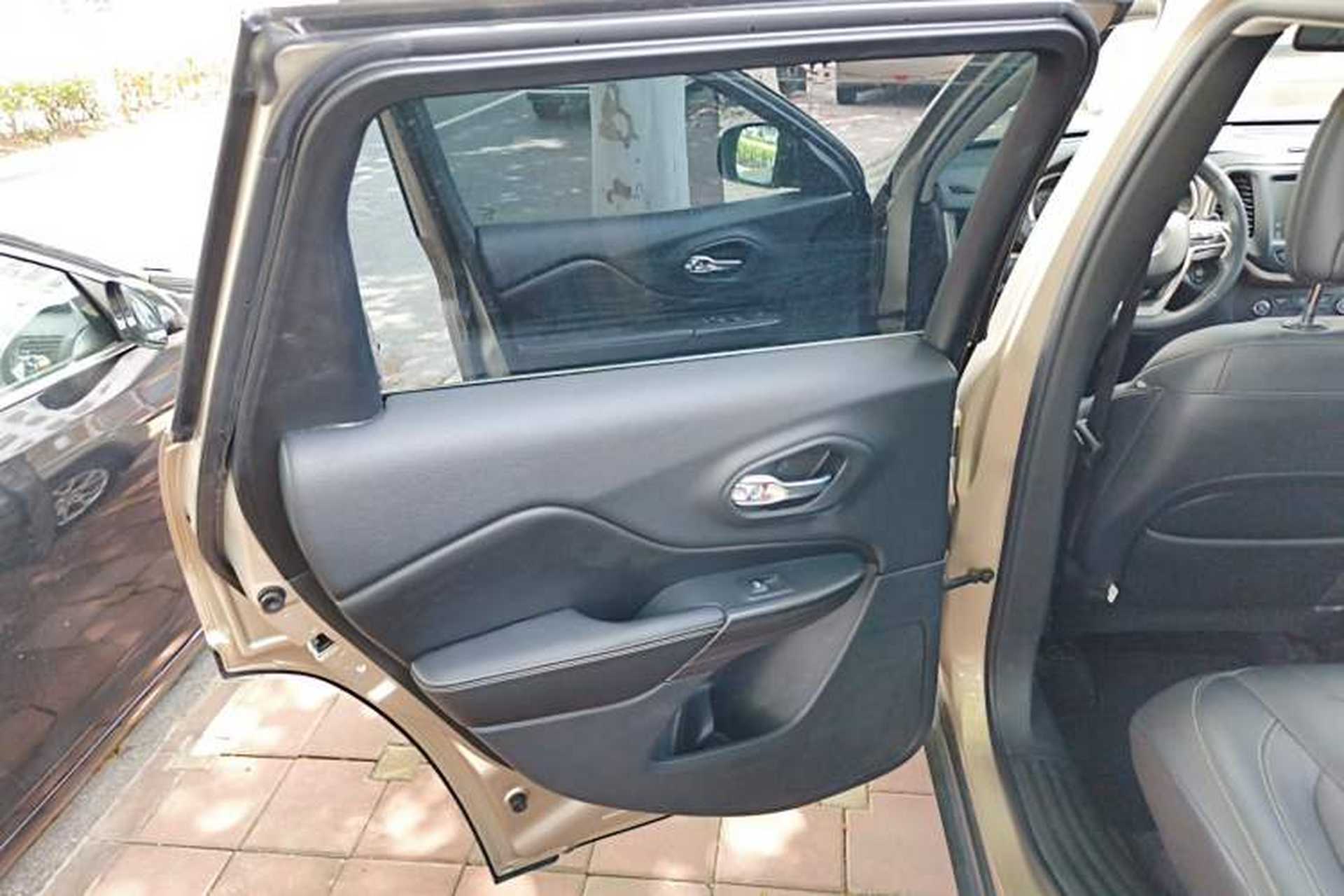 Used Jeep Cherokee 2016 2.0L Superior Edition Interior 8